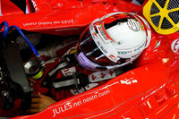 2015年7月17日、日本GPの事故で大けがを負った元マルシャのドライバー、ジュール・ビアンキが亡くなった。ビアンキへの哀悼の意を表し、各ドライバーがマシンやヘルメットにビアンキへの言葉を載せてハンガリーGPに出場。優勝したベッテルのみならず、多くのドライバーがビアンキへの思いを言葉でも表していた。
    「フェラーリ・ドライバー・アカデミー 」のメンバーだったビアンキ。そのフェラーリのマシンに記されたメッセージは、「Jules nei nostri cuori（ジュールは私たちの心の中に）」。（Photo=Ferrari）
    