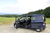 フリードと同じ「前傾ヒンジフロントドア」は、ドアの上の方が広く開き、狭い場所でも乗り降りがしやすい。