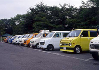 2002年8月、最大規模のオーナーズクラブ“LOVESTEP!”が主催したイベントにおけるステップバン。このように思い思いのモディファイを施されたクルマが、全国から約60台集まった。