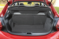 トノカバーから下の荷室容量は285リッター。後席を倒せば1076リッターのスペースが得られる。（写真をクリックすると、シートの倒れる様子が見られます）