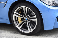 「Mライトアロイホイール ダブルスポークスタイリング437M」と名付けられた、19インチアルミホイール。その奥に見える「Mカーボンセラミックブレーキ」は、110万円のオプション。