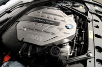 エコなイメージのハイブリッドカーにあって、そのベースエンジンはツインターボの4.4リッターV8ユニット。ハイパフォーマンスカー並みの強心臓をもつ。