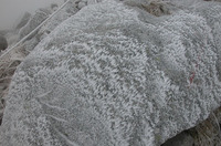 岩といい地面といい、いたるところ雪だらけ。その模様が吹雪いていることを容易に想像させる。