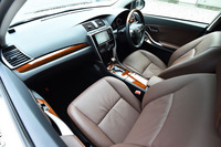 「プレミオ2.0G“EXパッケージ”」のインテリア。パーフォレーション＆ギャザー仕様の本革シート（写真）はセットオプションとして提供される。