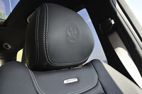 シートのバックレスト上部にはAMGバッジが配され、ヘッドレストにはAMGクレストがエンボス加工される。