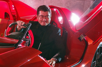 奥山清行氏。「いま代表的なカロッツェリアが使っている（カーボンファイバーや合成皮革、3Dプリンターといった）技術の多くは、日本が出どころなんです。つまり日本にはクルマをワンオフする土台がある。足りないのは、デザイン。そこをKEN OKUYAMA DESIGNが担います」などと意欲的なコメントを残した。