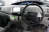 メーターまわりに先代の面影を残すインパネ。一部グレードを除き「オプティトロンメーター」が備わる。