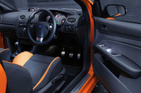 スポーツタイプのシートは、本革とファブリックのコンビネーション。ファブリックカラーは、ボディ色とコーディネートされている。