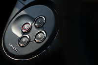 トランスミッションはシングルクラッチの5段セミAT。前進や後退などの操作はスイッチで、変速はステアリングホイールのシフトパドルで行う。