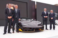 フォトセッションのひとこま。写真右から、三菱レイヨンの越智 仁社長、アウトモビリ・ランボルギーニのステファノ・ドメニカリCEO、マウリツィオ・レッジャーニ研究・開発部門担当取締役、三菱レイヨンの中越 明コンポジット製品事業部長。