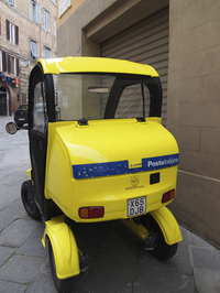 【写真2】駆動は、左右後輪に内蔵されたインホイールモーターで行う。フェンダーの上には、郵便物の収納ボックスが据え付けられている。