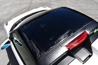 ハードトップ（写真）は、ノーマル車の巻き上げ式ソフトトップ「ロールトップ」と入れ替える形で装着する。