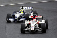 6番グリッドからスタートした佐藤琢磨のBARホンダ（手前）。最後のピットストップ後は、フェルナンド・アロンソ、ラルフ＆ミハエル・シューマッハーによる4位争いのなかに突入した。ペースの上がらないアロンソの後ろにつく佐藤。だが、ツイスティな中段セクションで調子がよかったものの、長い直線部分でやや苦戦し、なかなか追い抜けないでいた。ラルフ（奥）に間隙を突かれ結果6位でゴールとなったが、BARホンダはコンストラクターズランキングで2位の座を獲得することができた。（写真＝本田技研工業）