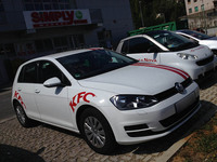 シエナで発見したKFCロゴ入りの「フォルクスワーゲン・ゴルフ」。「いよいよわが街に進出か？」と思ったが、よく見るとドイツナンバーだった。2014年8月撮影。