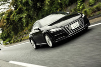 「アウディTTSクーペ」。駆動方式は4WDのみとなる。