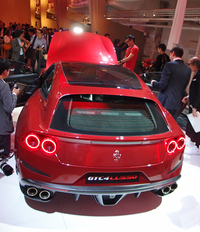 「GTC4ルッソ」のリアビュー。