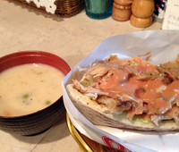 六本木のケバブ店にて。スープがおわんなのが泣かせる。