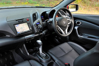 運転席まわりの様子。たくさんのスイッチ類が、ステアリングホイールを囲むように配される。