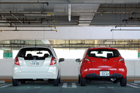 ナンバープレートの位置まで違う、2台のリアビュー。フィットのハッチ下端は一見してデミオより低く、荷降ろしなど利便性の高さが伺える。トレッドは前15mm／後10mmだけフィットのほうが広い。