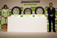 発表会にゲストで登場した中井美穂さん（左）とブリヂストンタイヤジャパンの清水実社長（右）。