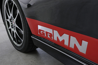 ドアパネル下部には「GRMN」のロゴがエンボス加工であしらわれる。
    
