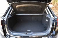 荷室の容量は、標準で350リッター。後席を倒せば長尺物にも対応できる。（写真をクリックすると荷室のアレンジが見られます）
    