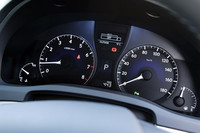 白色有機ELを採用した、RXのマルチインフォメーションディスプレイ。高コントラストで視認性に優れるとされる。