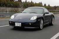 【テスト車のオプション装備】メタリックペイント＝14万5000円／オーシャンブルーレザーシート24万円／アダプティブスポーツシート＝40万円／19インチスポーツデザインホイール＝33万円／カラークレスト ホイールセンターキャップ＝3万円／バイキセノンヘッドライト＝16万5000円／グレーバンドフロントウィンドウ＝1万5000円／ポルシェ・セラミック・コンポジット・ブレーキ（PCCB）＝142万円／フルオートエアコンディショナー＝8万円／本革巻き3本スポーク・スポーツステアリングホイール＝4万円） 