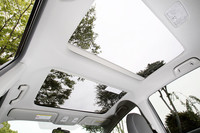 テスト車に標準装備される樹脂製ルーフは、ガラスと比べて約40％も軽量化している。電動ロールシェードとドアロックに連動したオートシェードクローズ機構付き。
