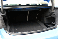 「M3セダン」のトランクルーム容量は、2ドアバージョンの「M4クーペ」よりも35リッター大きい480リッター。後席を倒すことで、長尺物にも対応できるようになる。（写真をクリックするとシートの倒れるさまが見られます）