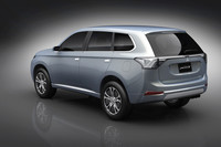 三菱、プラグインハイブリッドSUVを出展の画像