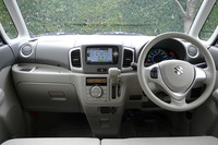 インパネまわりは「パレット」から造形を一新。メーターには、燃費効率に応じて照明の色が変わる「エコドライブアシスト照明」や、燃費計などの機能を備えたマルチインフォメーションディスプレイを装備しており、実燃費の向上に一役買っている。