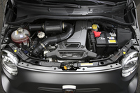 最高出力190psを発生する専用チューニングの1.4リッター直4ターボエンジン。補器類には大型のフロントレーシングインタークーラーやBMC製のカーボンエアクリーナーボックス、アクラポヴィッチ製のデュアルステージエキゾーストシステムなどが採用されている。