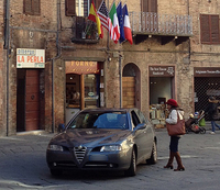 「アルファ・ロメオ166」（同型車）。