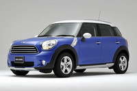 「MINIクーパー クロスオーバー」（写真）は、ラジエターグリルがシルバー仕上げになるのが特徴。エントリーグレードの「MINI ONE クロスオーバー」はブラックとなる。