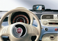 コクピットには旧500のイメージがうまく再現されている。スピードとタコメーターが同軸に配された大径メーターや、スチールパネル剥き出しのダッシュボード（現在はもちろん樹脂製）などがそれだ。パネルシフトやカーオーディオのレイアウトなどからパンダをベースとすることが明白ながら、中央ベンチレーターを一番上に配置変えするなど、意匠変更にはそれなりに努力している。