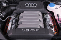 
	3.2リッターFSIエンジン。駆動方式は、2.4リッターのみFF、他は「クワトロ」こと4WDとなる。
	 