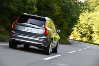 「XC90」は、自動緊急ブレーキや前走車追従機能付きクルーズコントロールなど、14種類の機能からなる運転支援システム「インテリセーフ14」が全車標準装備となる。