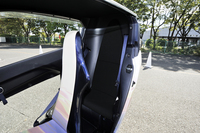 運転席の後ろに助手席が備わる。身長186cmの筆者には狭かったが、小柄な人の短距離移動であれば実用に耐えうる。
    