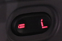 
	荷室の左側壁にある「3列目電動床下格納シート」用操作ボタン
	 