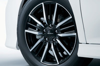 専用の17インチアルミホイールが、引き締まった印象を与える。