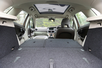 後席は6:4の分割可倒式。さらに助手席を倒すことで長尺物も積載することが可能。