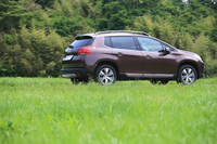 日本では2014年2月に販売が開始された「プジョー2008」。Bセグメントハッチバック車の「208」のコンポーネンツを用いて開発されたクロスオーバーモデルである。
    