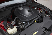 「200GT-t」に搭載されるダイムラー製2リッター直4直噴ターボ。「スカイライン」のキャラクターに合うよう、スロットルレスポンスに富んだチューニングが施されている。
    