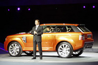 【写真上】「アストンマーティン・DB9ボランテ」【写真下】「ランドローバー・レンジストーマー」