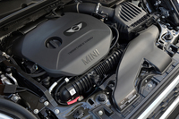 新型「MINI」のエンジンは、1.2リッターと1.5リッターの直3ガソリンターボと2リッター直4ガソリンターボ、および最高出力の異なる2種類の1.5リッター直3ディーゼルターボの全5種類。写真は「クーパーS」の2リッター直4ガソリンターボ。
    