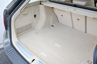 荷室の容量は、5名乗車時で495リッター。40：20：40の分割可倒式リアシートを倒すことで、最大1500リッターにまで拡大できる。（写真をクリックすると、別アングルからの荷室が見られます）