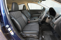 「ハイブリッドX・Lパッケージ」は、フロントに本革とファブリックの、リアに「プライムスムース」と呼ばれる合成皮革とファブリックのコンビシートを採用。