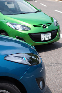 わずかにフロントまわりのデザインが変更された「マツダ・デミオ」。ヘッドランプ内の青いリングは、新グレード「13-SKYACTIV」のみに与えられる。