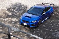 「究極のロードゴーイングSTI」というコンセプトのもと、「ドライバーが意図した通りに操れるハンドリングの愉（たの）しさ」と「上質な乗り心地」の両立を追求したという「S207」。快適性も重視しており、遮音性を高めるため、キャビンスペースにはフロアサイレンサーが採用されている。